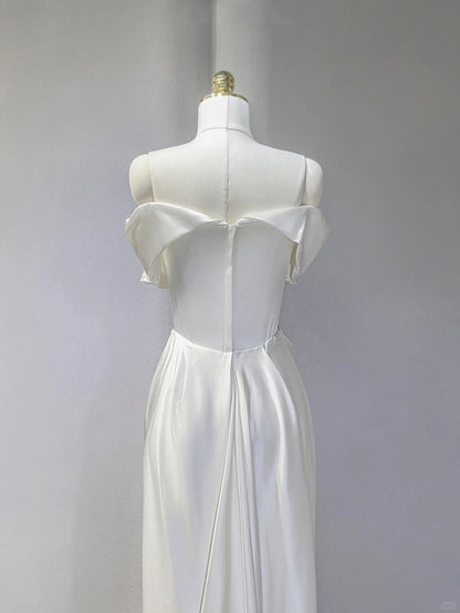 Luxurious Ivory Off-Shoulder Bridal Dress Minimalist Ruffled Neckline Draped Detailing Wedding Dress AP2115