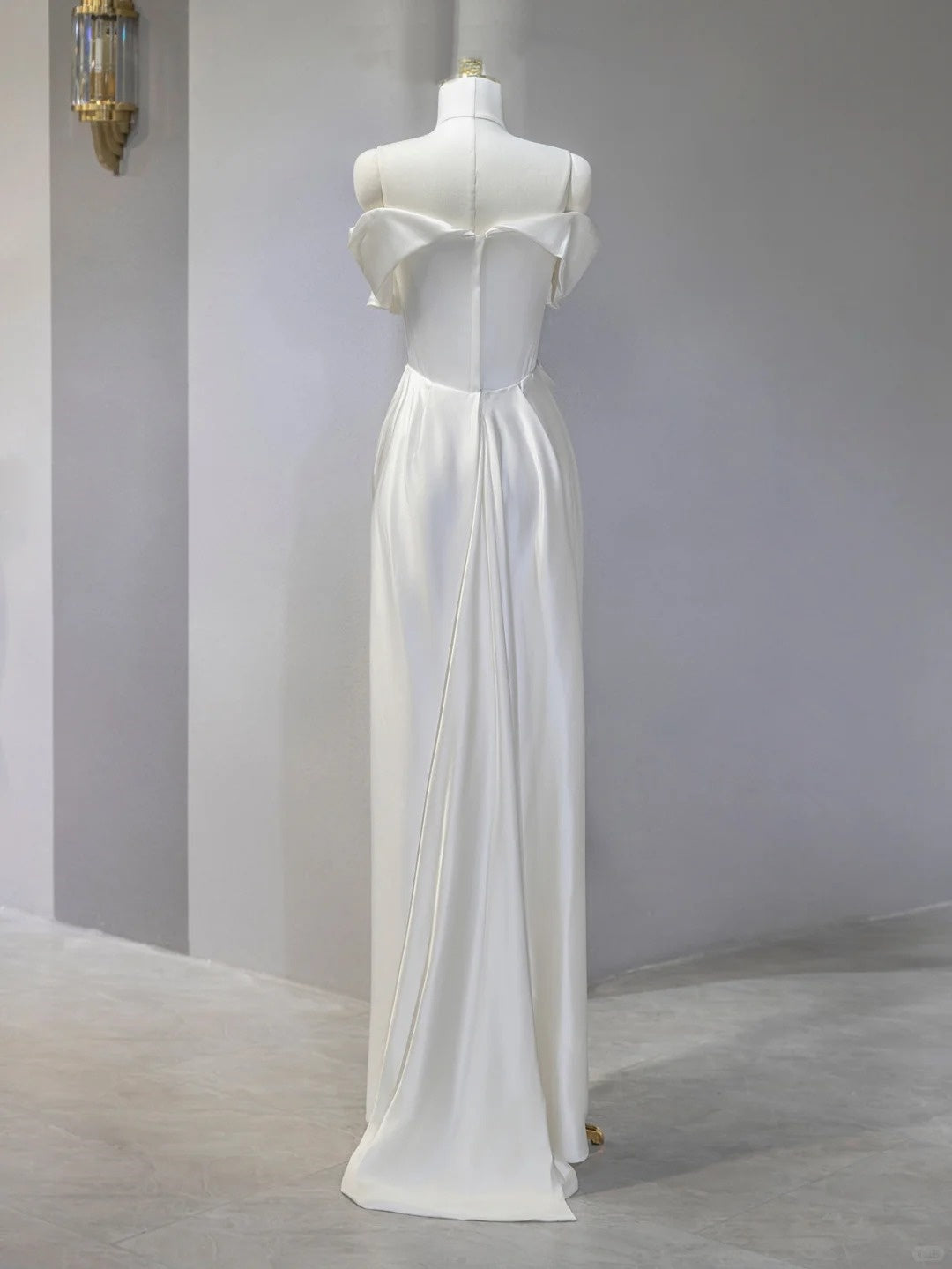 Luxurious Ivory Off-Shoulder Bridal Dress Minimalist Ruffled Neckline Draped Detailing Wedding Dress AP2115