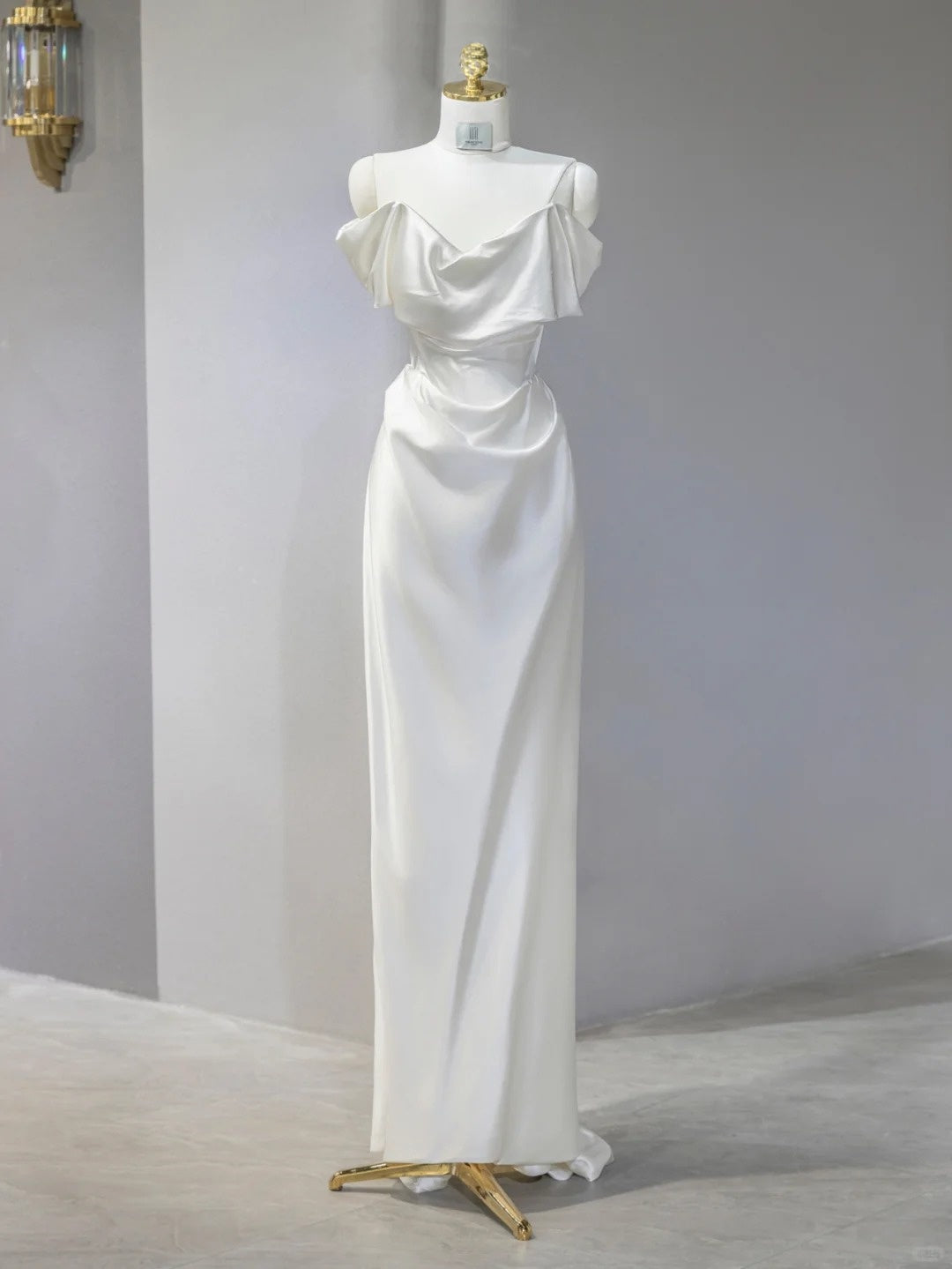 Luxurious Ivory Off-Shoulder Bridal Dress Minimalist Ruffled Neckline Draped Detailing Wedding Dress AP2115