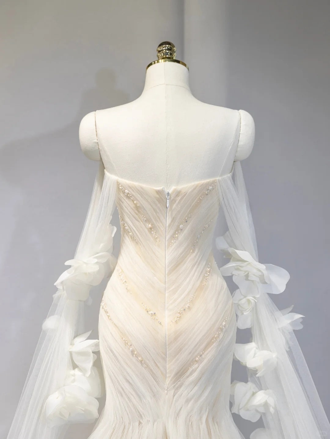 Artistic Ivory Cascade Tulle Mermaid Bridal Dress Charming Pearl Beading Off-Shoulder 3D Floral Accent Wedding Dress AP2116