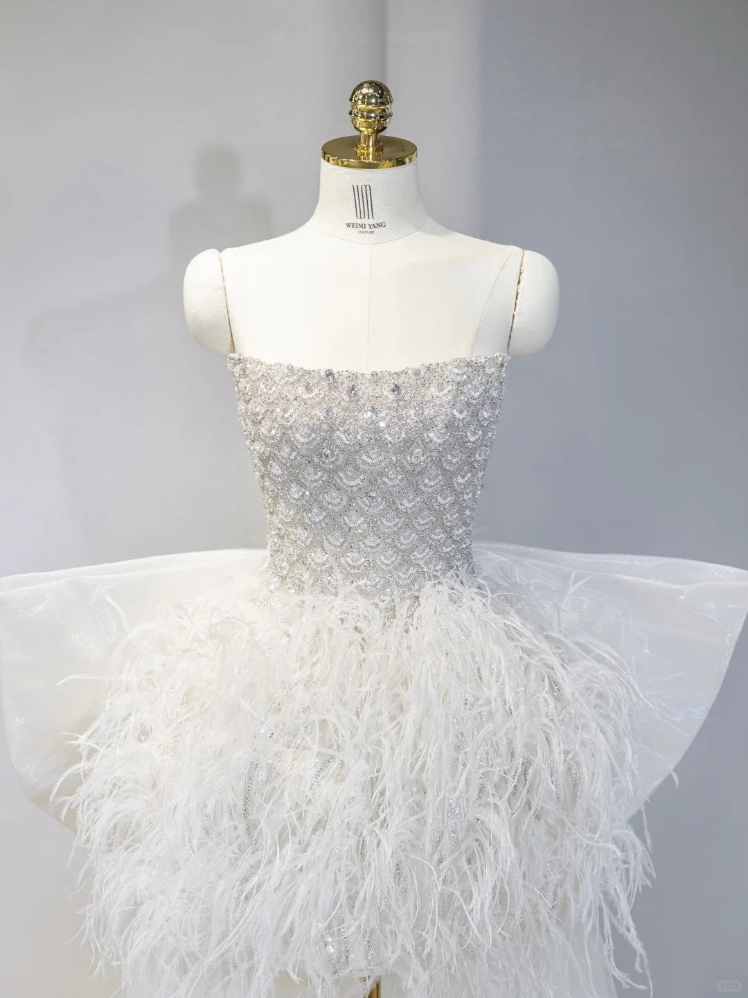 Fairy-Tale Feather Trim Crystal Beading Big Bow Tulle Train Feast Outfit Mini Dress Exquisitely Designed White Strapless Homecoming Dress AP2118