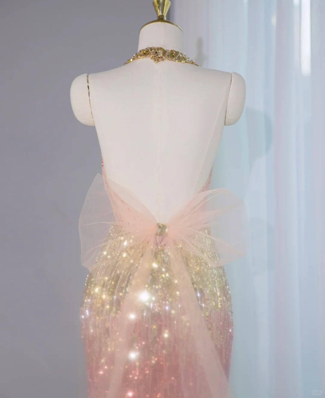 Opulent Gradient Sequins Trimmed Mermaid Hem Maxi Dress Vogue Tulle Bow Design Backless Halter Prom Dress AP2136