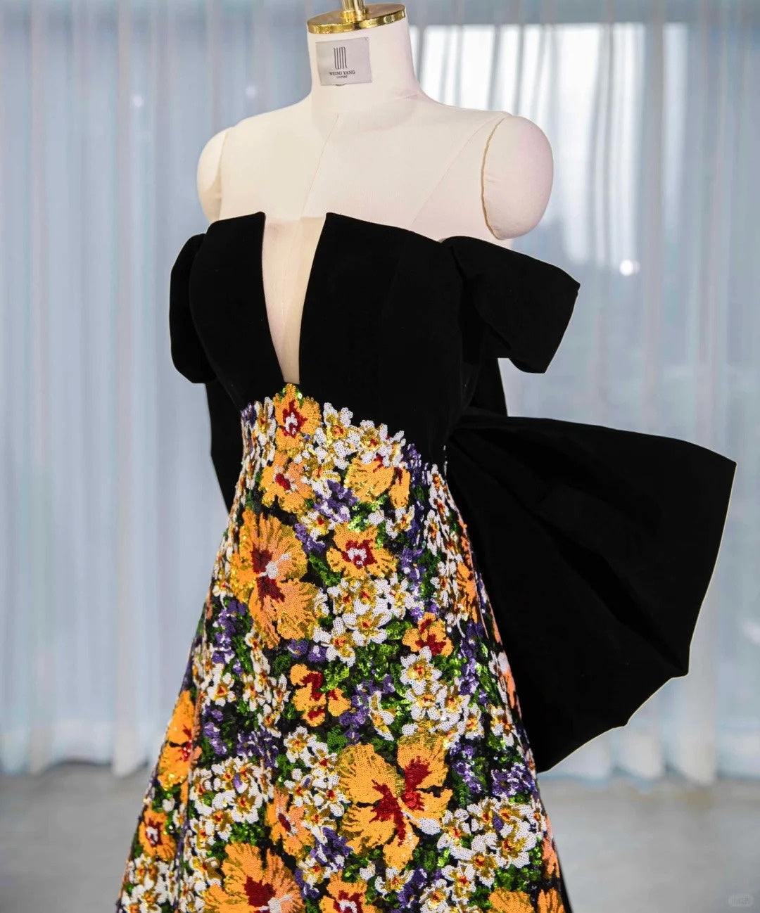 Vibrant Off-Shoulder Floral Sequins Accent Maxi Dress Vogue Black Velvet Splicing A-Line Prom Dress AP2163