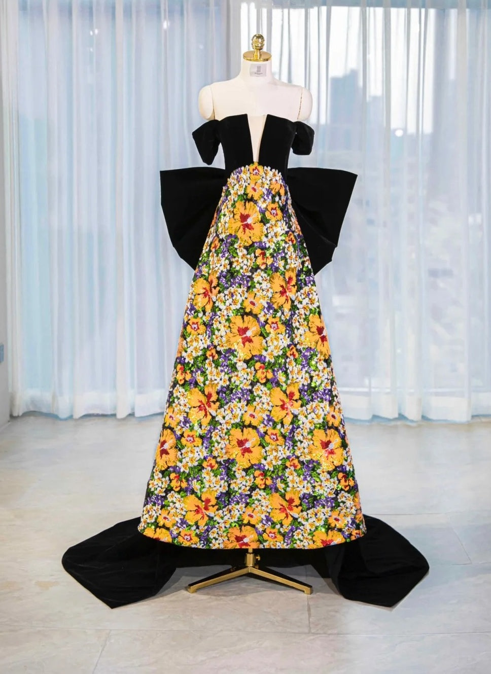 Vibrant Off-Shoulder Floral Sequins Accent Maxi Dress Vogue Black Velvet Splicing A-Line Prom Dress AP2163