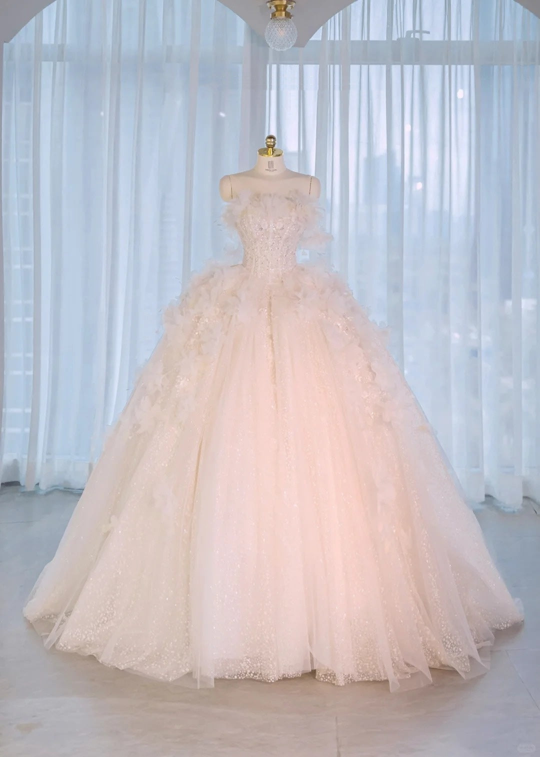 Luxurious Asymmetric Off-Shoulder 3D Floral Trimmed Bridal Dress Chic Beading A-Line Cascade Tulle Hem Wedding Dress AP2171