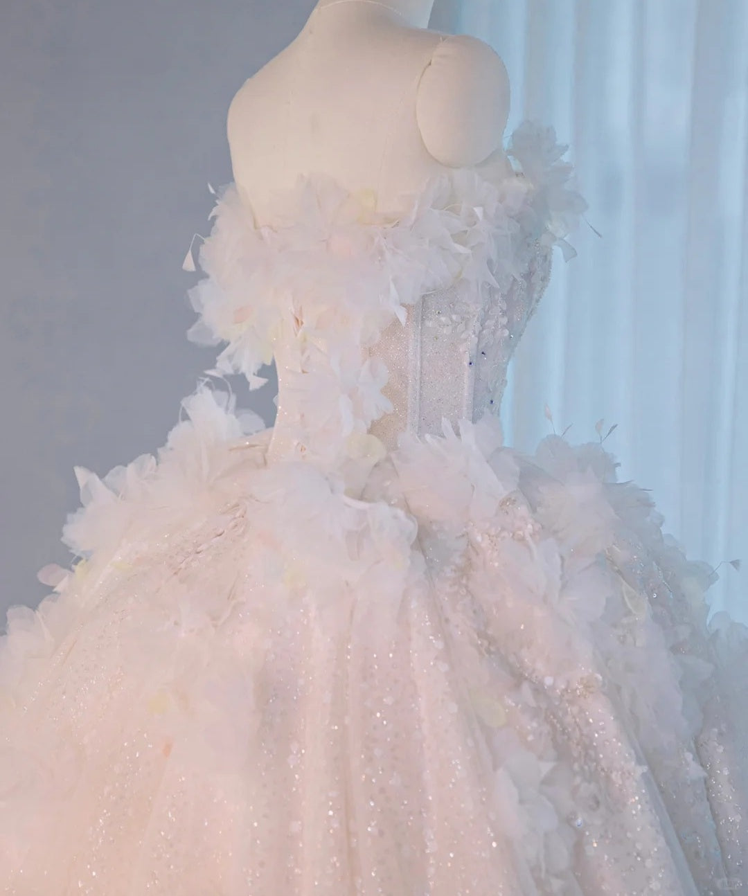 Luxurious Asymmetric Off-Shoulder 3D Floral Trimmed Bridal Dress Chic Beading A-Line Cascade Tulle Hem Wedding Dress AP2171