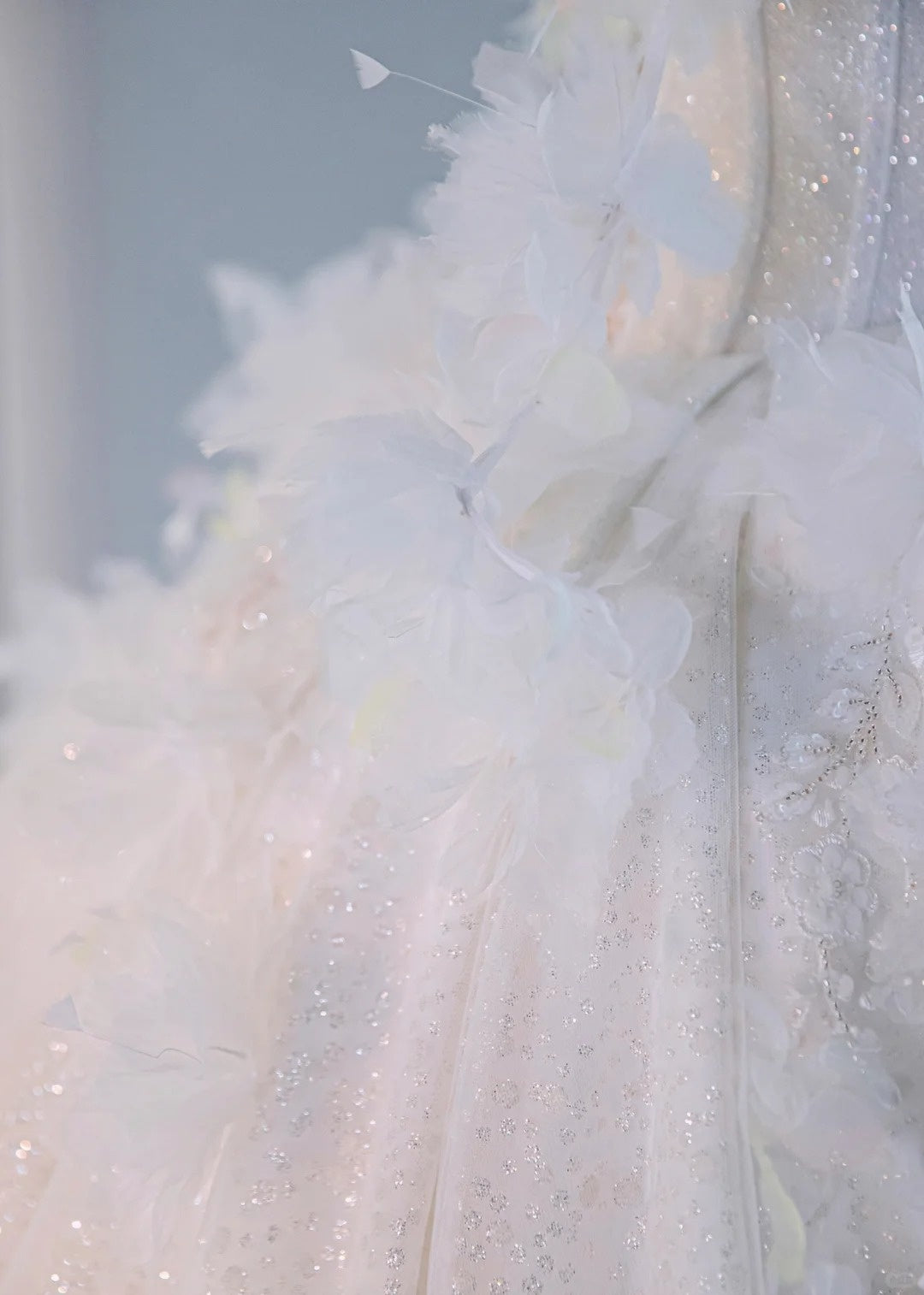 Luxurious Asymmetric Off-Shoulder 3D Floral Trimmed Bridal Dress Chic Beading A-Line Cascade Tulle Hem Wedding Dress AP2171