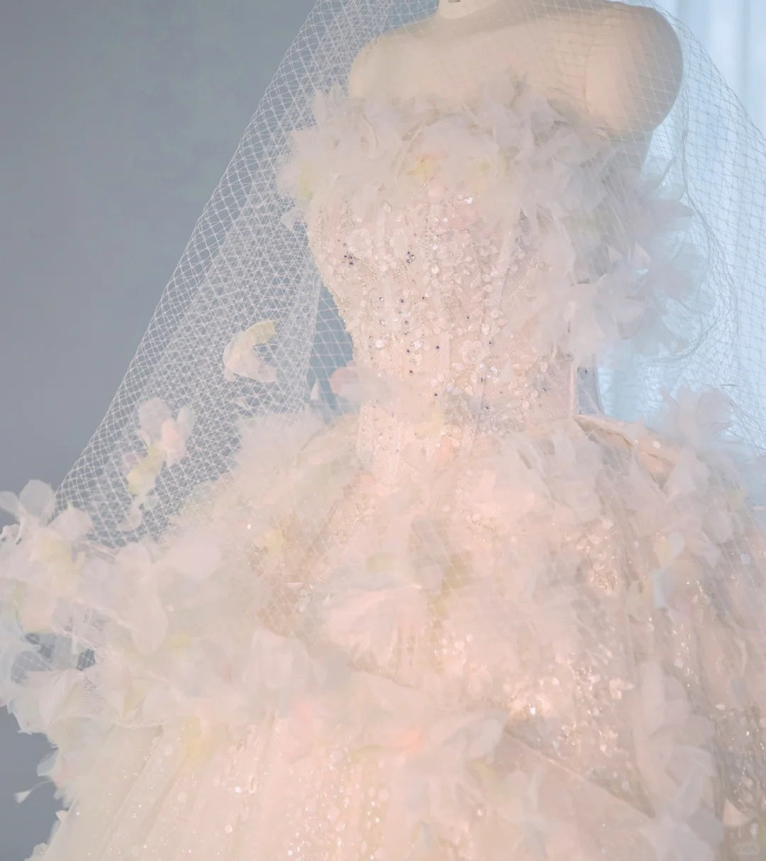 Luxurious Asymmetric Off-Shoulder 3D Floral Trimmed Bridal Dress Chic Beading A-Line Cascade Tulle Hem Wedding Dress AP2171