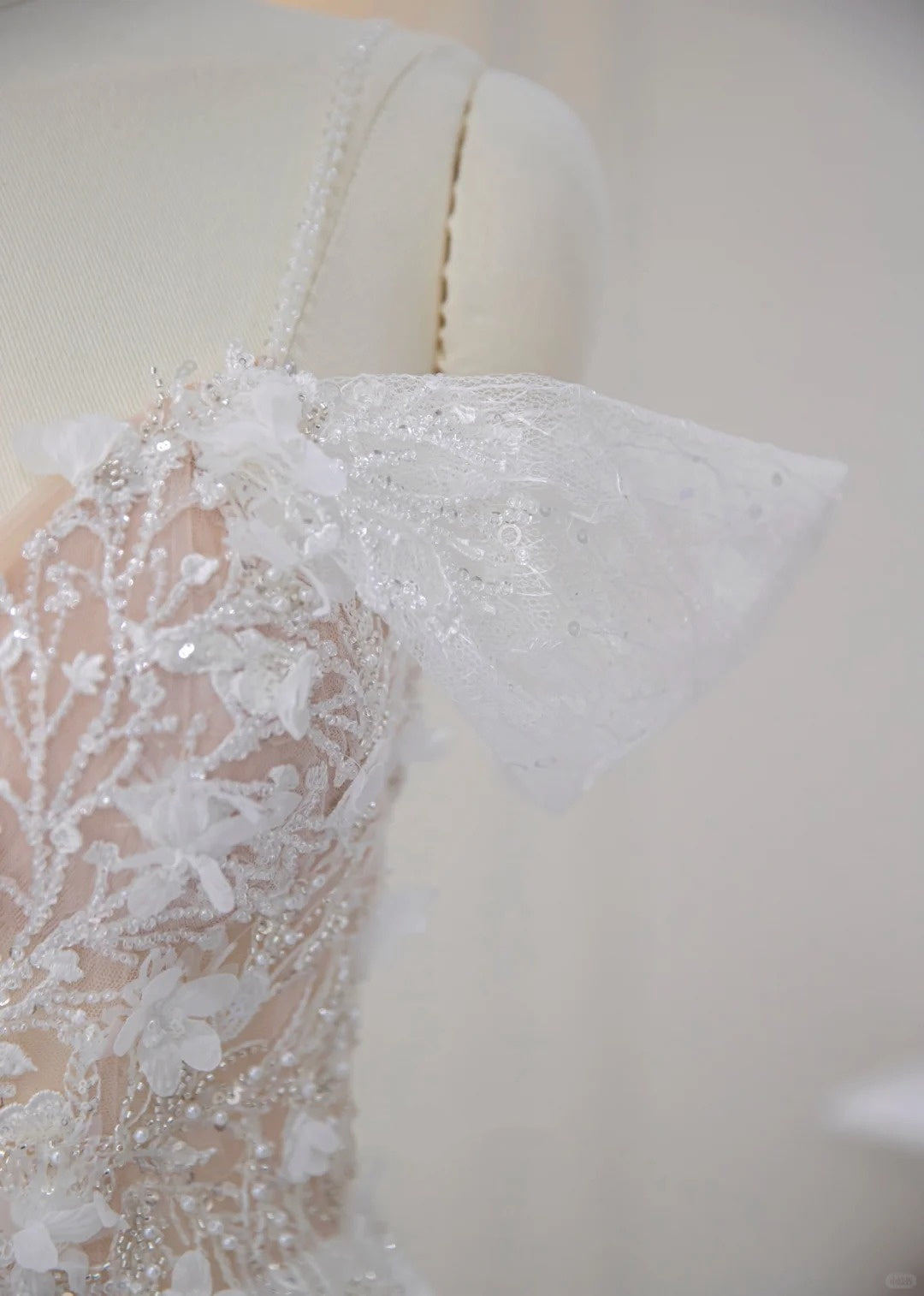 Exquisite 3D Floral Accent Sheer Mesh Off-Shoulder Maxi Dress Chic Beadig Sparkling Sequins Cascade Tulle Overlay Backless Prom Dress AP2172