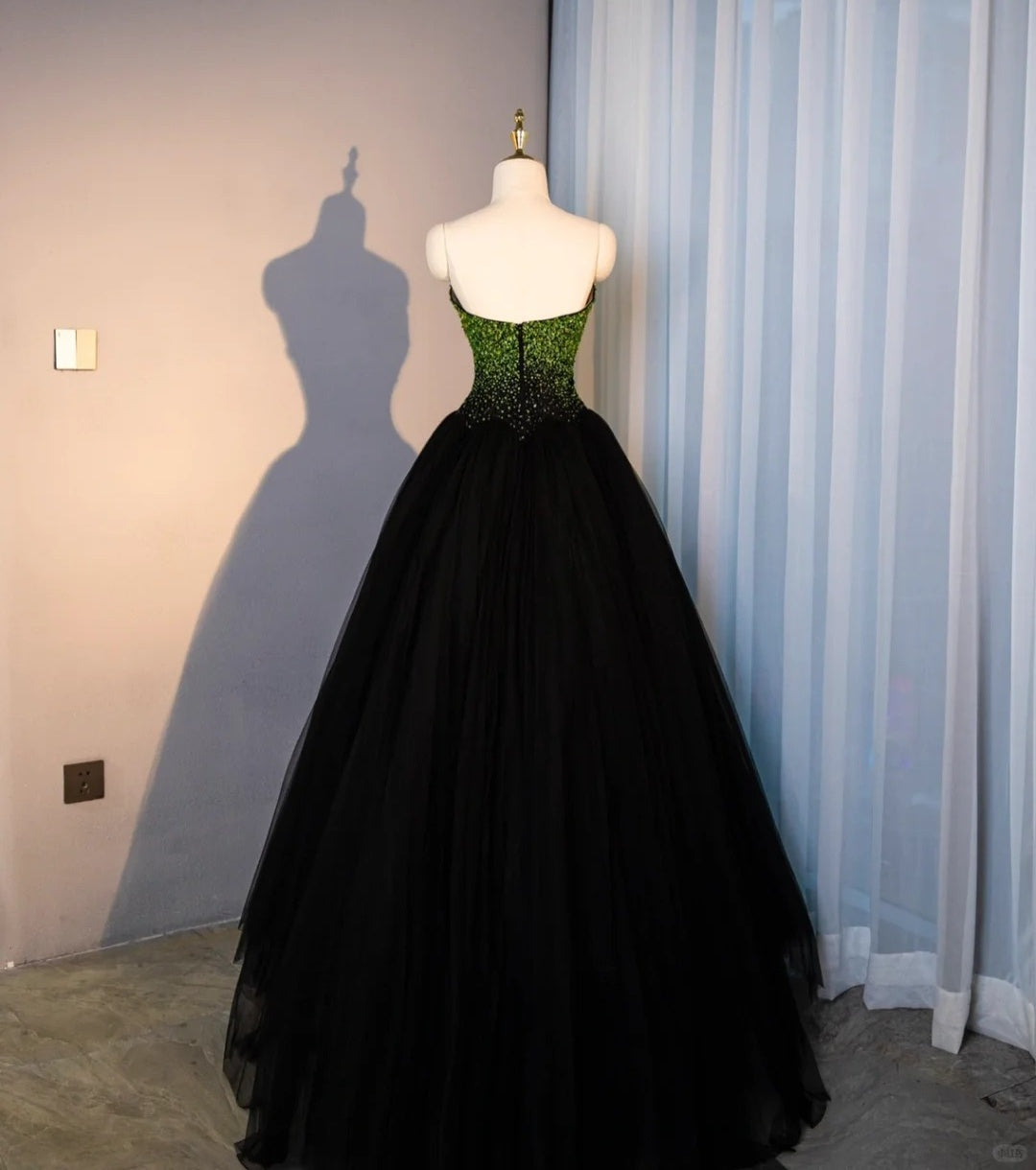 Luxurious Black Cascade Tulle Hem A-Line Strapless Evening Dress Stylish Gradient Glittering Green Sequins Accent Prom Dress AP2182