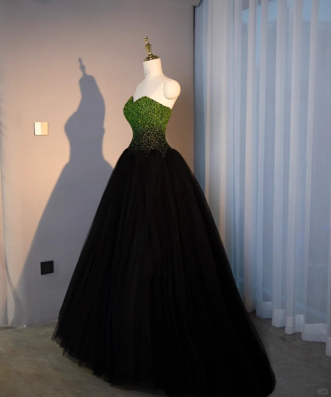 Luxurious Black Cascade Tulle Hem A-Line Strapless Evening Dress Stylish Gradient Glittering Green Sequins Accent Prom Dress AP2182