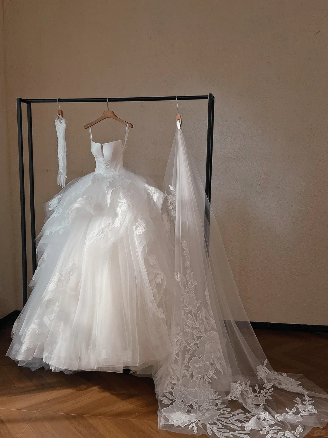 Classical Satin Bodice Cascade Ruffles Tulle Layered Bridal Dress Graceful A-Line Strapless Applique Wedding Dress AP2186