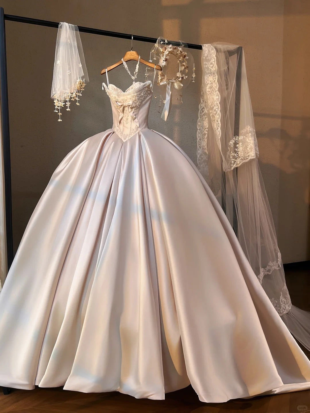 Charming Cinched-Waist Satin Applique Bridal Dress Vogue Beading A-Line Strapless Bow Design Wedding Dress AP2187