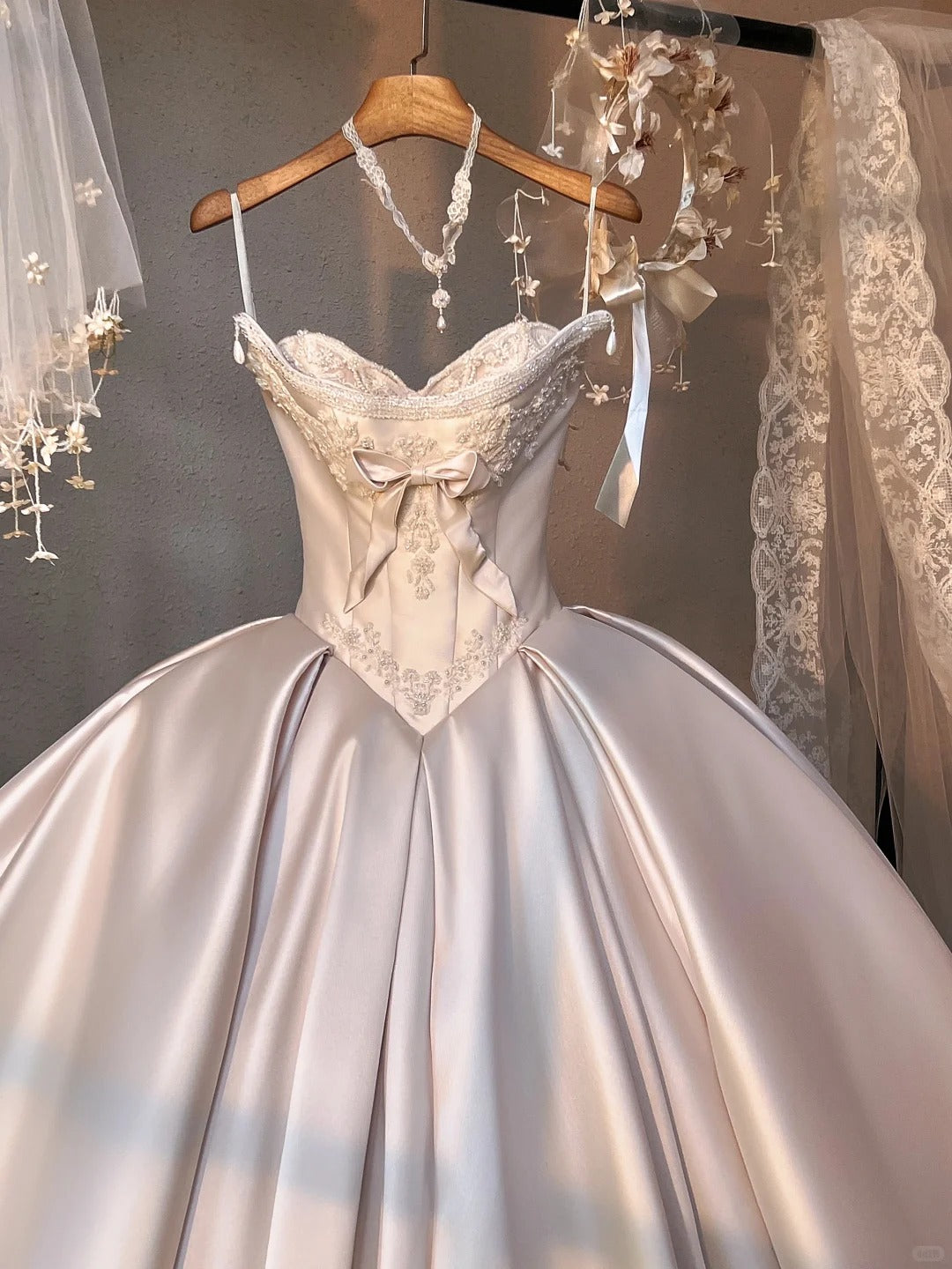 Charming Cinched-Waist Satin Applique Bridal Dress Vogue Beading A-Line Strapless Bow Design Wedding Dress AP2187