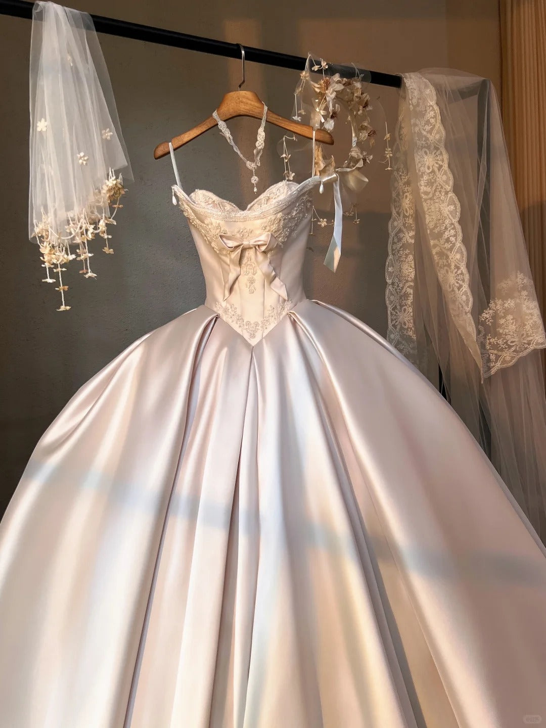 Charming Cinched-Waist Satin Applique Bridal Dress Vogue Beading A-Line Strapless Bow Design Wedding Dress AP2187