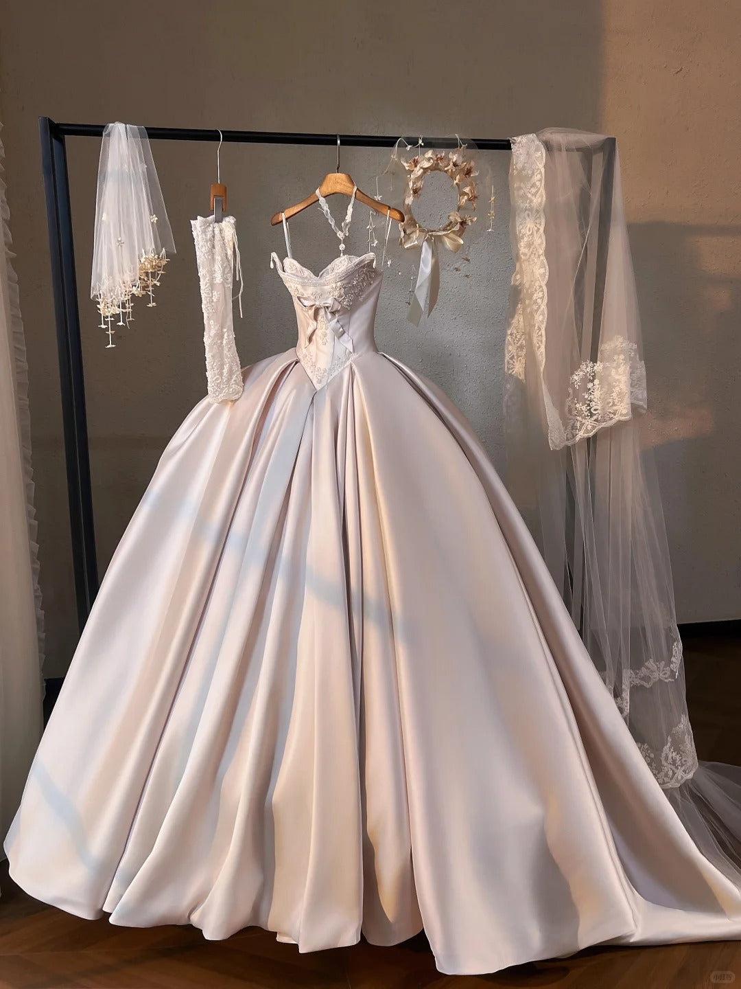 Charming Cinched-Waist Satin Applique Bridal Dress Vogue Beading A-Line Strapless Bow Design Wedding Dress AP2187