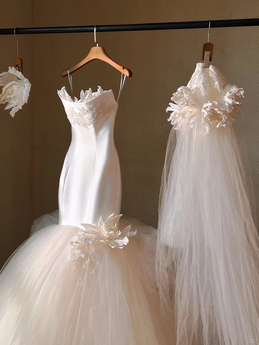 New Fashion Handmade Flowers Mermaid Engagement Dress Graceful Sheath Applique Satin Corset Bodice Cascade Tulle Hem Wedding Dress AP2188