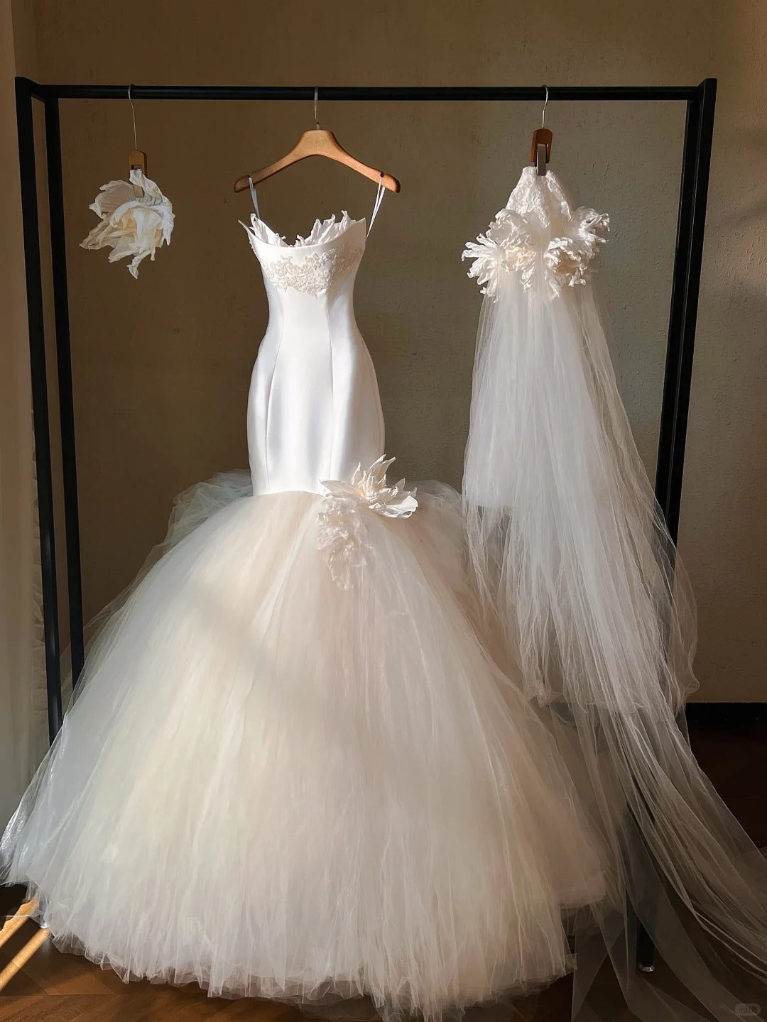 New Fashion Handmade Flowers Mermaid Engagement Dress Graceful Sheath Applique Satin Corset Bodice Cascade Tulle Hem Wedding Dress AP2188