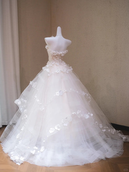 Romantic 3D Floral Accent Applique Bridal Dress Charming Beading A-Line Strapless Layered Tulle Wedding Dress AP2189