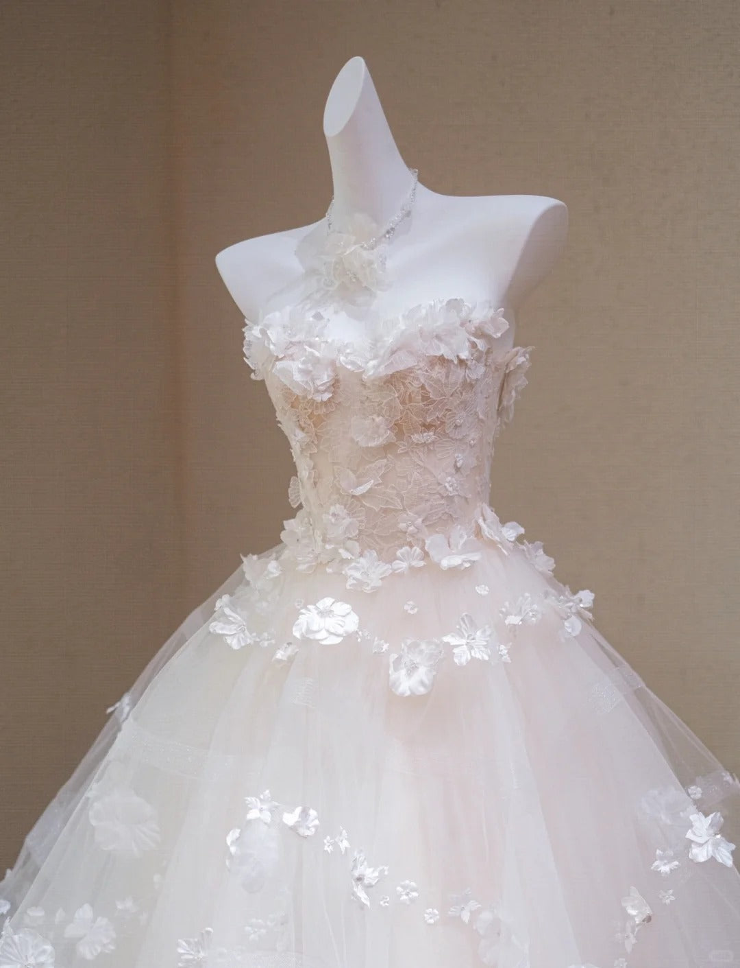 Romantic 3D Floral Accent Applique Bridal Dress Charming Beading A-Line Strapless Layered Tulle Wedding Dress AP2189