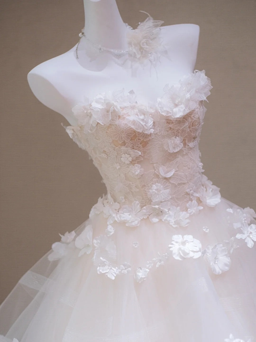 Romantic 3D Floral Accent Applique Bridal Dress Charming Beading A-Line Strapless Layered Tulle Wedding Dress AP2189