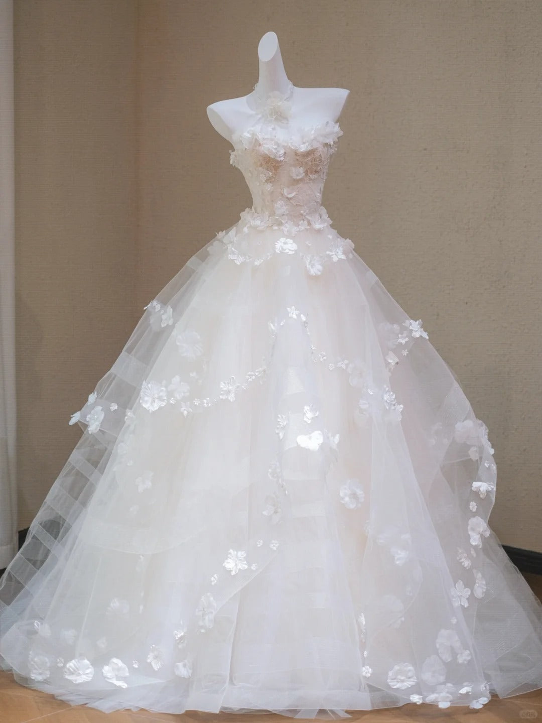 Romantic 3D Floral Accent Applique Bridal Dress Charming Beading A-Line Strapless Layered Tulle Wedding Dress AP2189