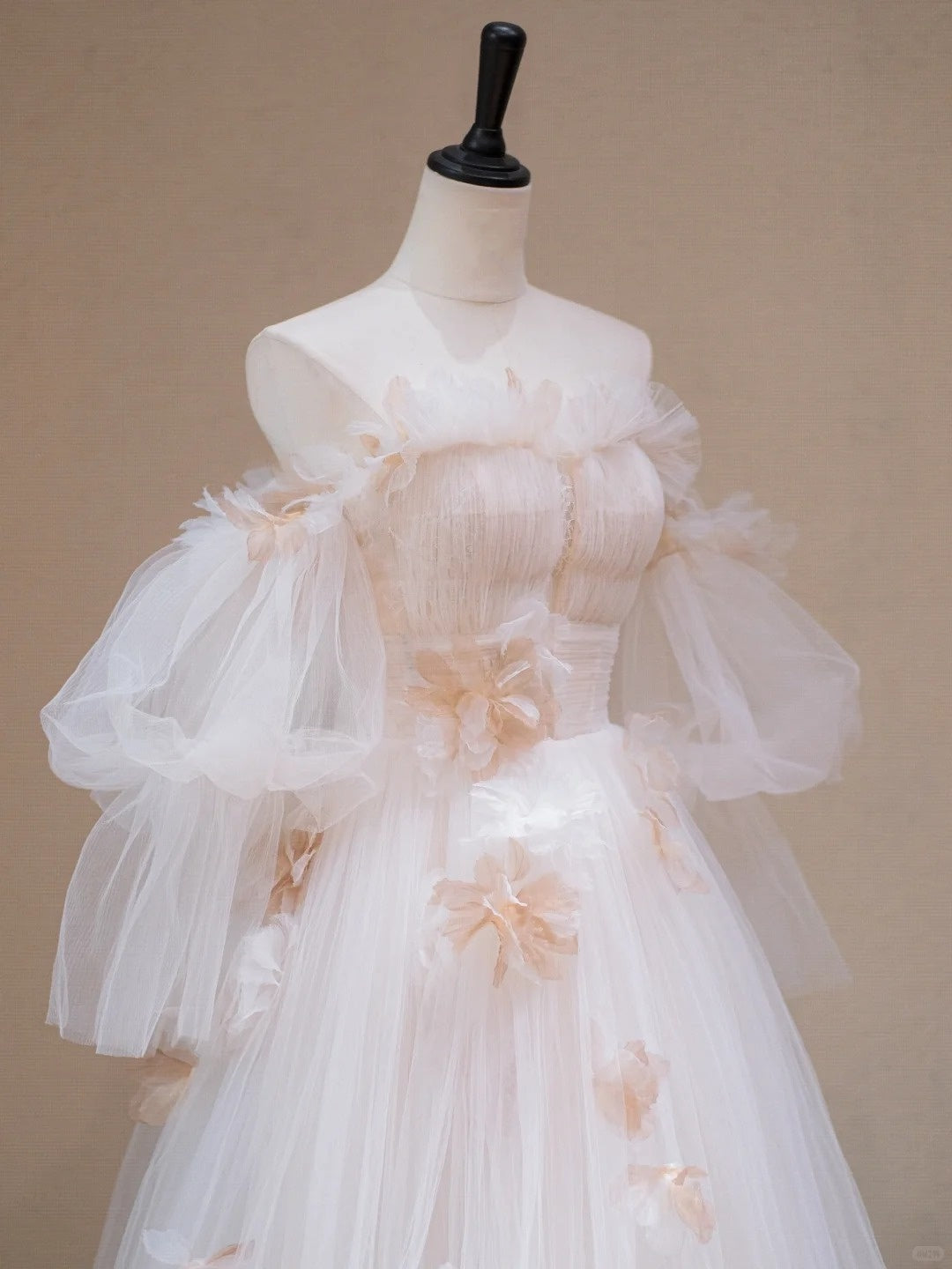 Gorgeous A-Line Puffy Tulle Sleeves Off-Shoulder Bridal Gowns Cascade Tulle Handmade Flowers Wedding Dress AP2190