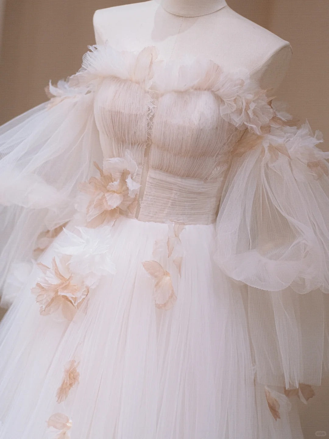 Gorgeous A-Line Puffy Tulle Sleeves Off-Shoulder Bridal Gowns Cascade Tulle Handmade Flowers Wedding Dress AP2190