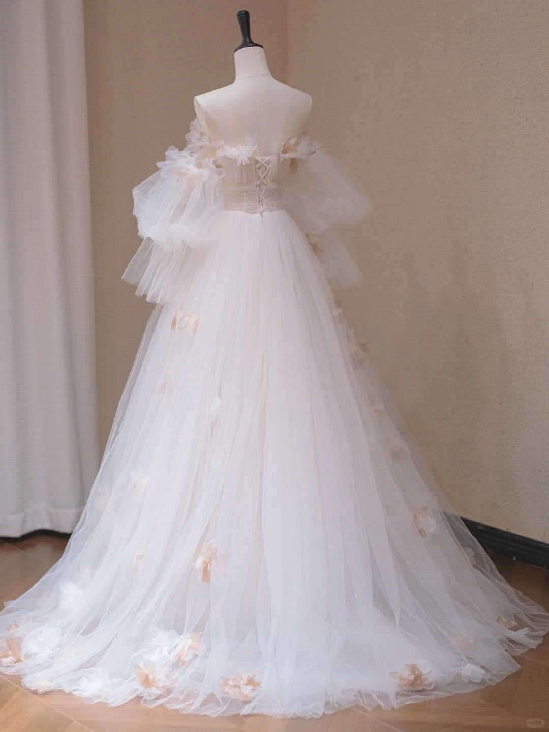 Gorgeous A-Line Puffy Tulle Sleeves Off-Shoulder Bridal Gowns Cascade Tulle Handmade Flowers Wedding Dress AP2190