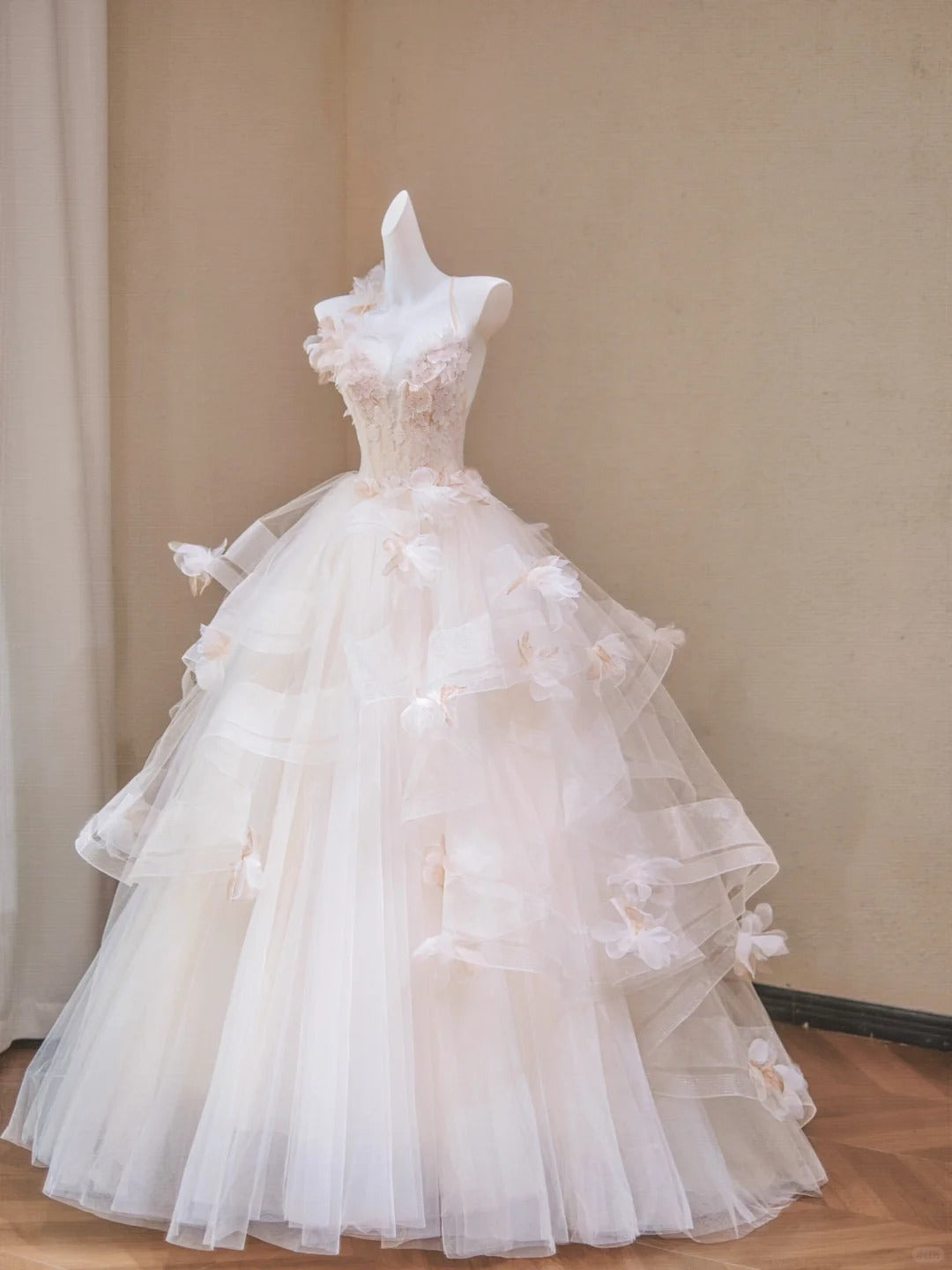 French-Inspired Handmade Flowers Trimmed Halter Bridal Dress Vintage A-Line Ruffled Cascade Tulle Hem Wedding Dress AP2191