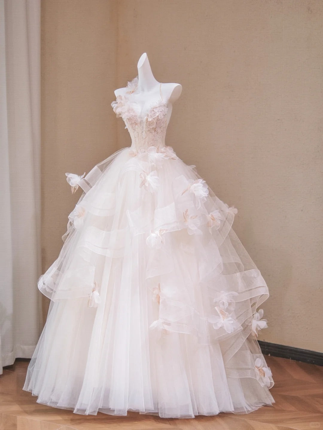 French-Inspired Handmade Flowers Trimmed Halter Bridal Dress Vintage A-Line Ruffled Cascade Tulle Hem Wedding Dress AP2191