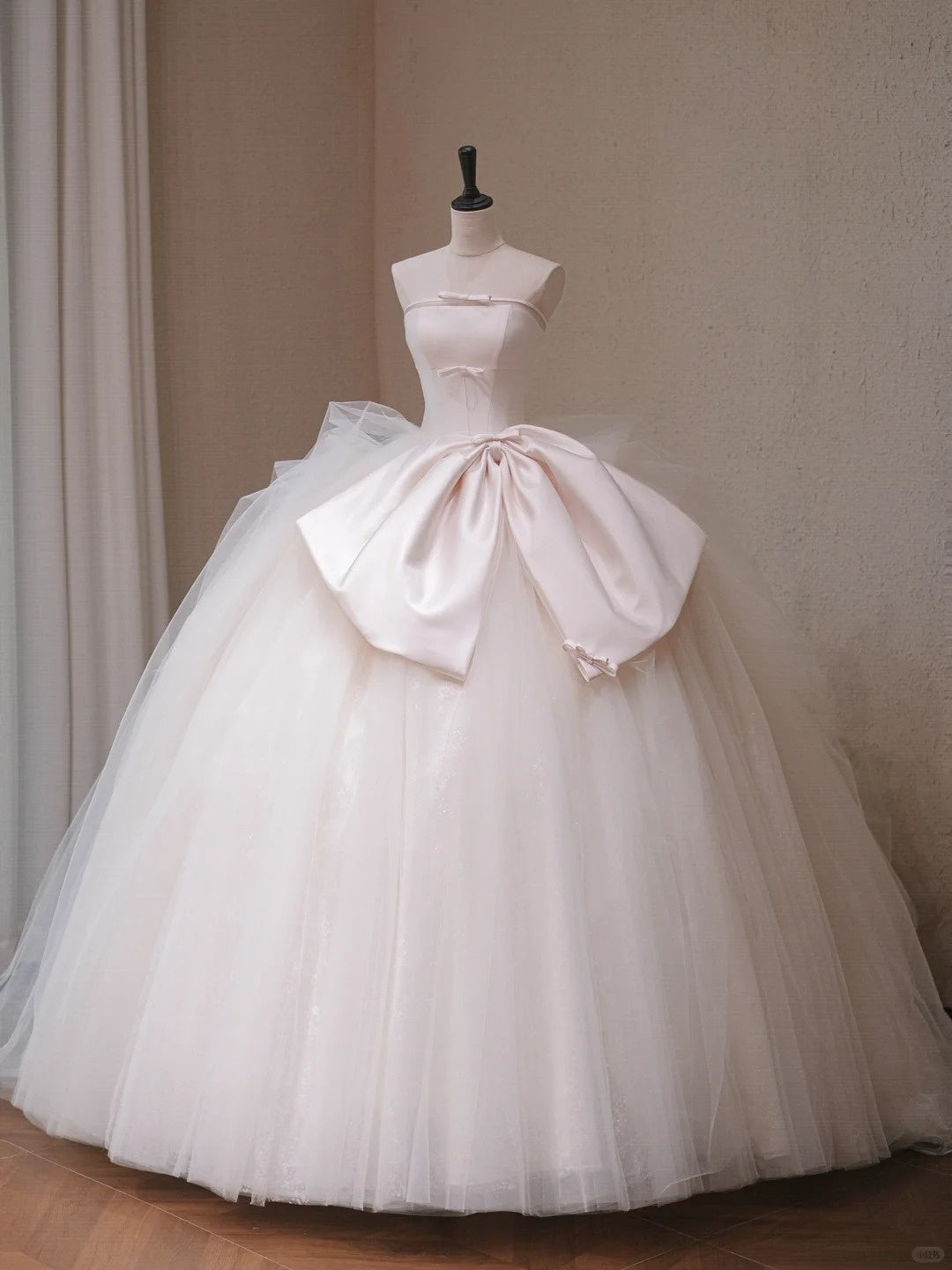 Alluring Big Bow Accent Satin Bodice Bridal Dress Charming Mesh Trimmed A-Line Strapless Layered Tulle Wedding Dress AP2192