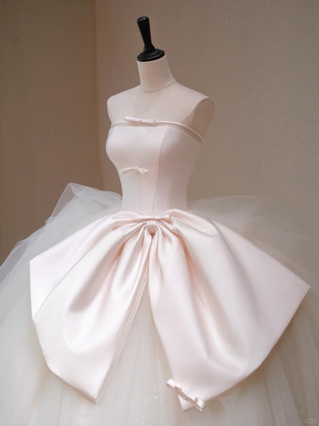 Alluring Big Bow Accent Satin Bodice Bridal Dress Charming Mesh Trimmed A-Line Strapless Layered Tulle Wedding Dress AP2192