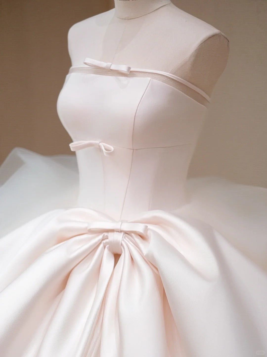 Alluring Big Bow Accent Satin Bodice Bridal Dress Charming Mesh Trimmed A-Line Strapless Layered Tulle Wedding Dress AP2192