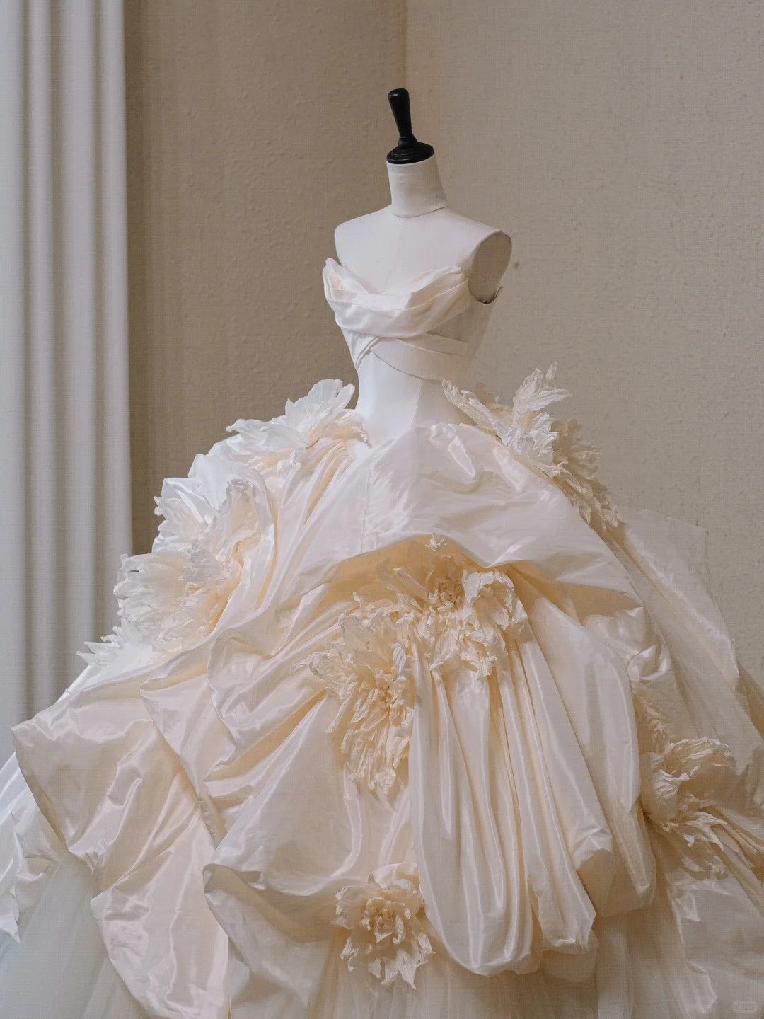 Luxurious Flowing Tulle Train 3D Floral Details Bridal Dress Artistic Satin Draping Strapless A-Line Wedding Dress AP2193