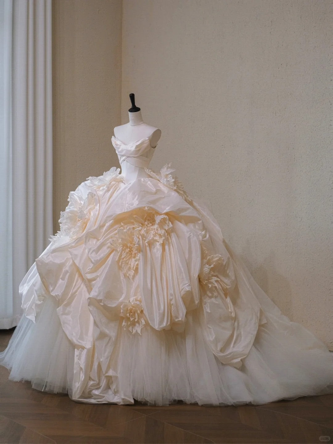 Luxurious Flowing Tulle Train 3D Floral Details Bridal Dress Artistic Satin Draping Strapless A-Line Wedding Dress AP2193