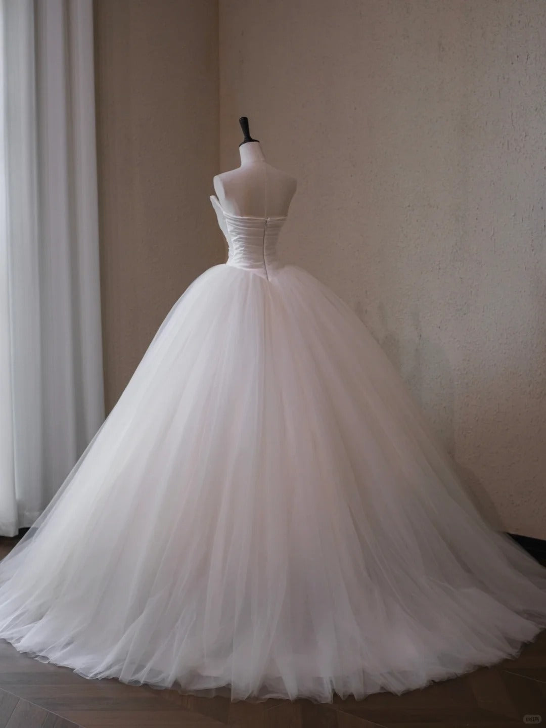 Fairytale Ruched Satin Bodice Flowing Tulle Hem Bridal Dress Charming Zipper Back Strapless A-Line Wedding Dress AP2194