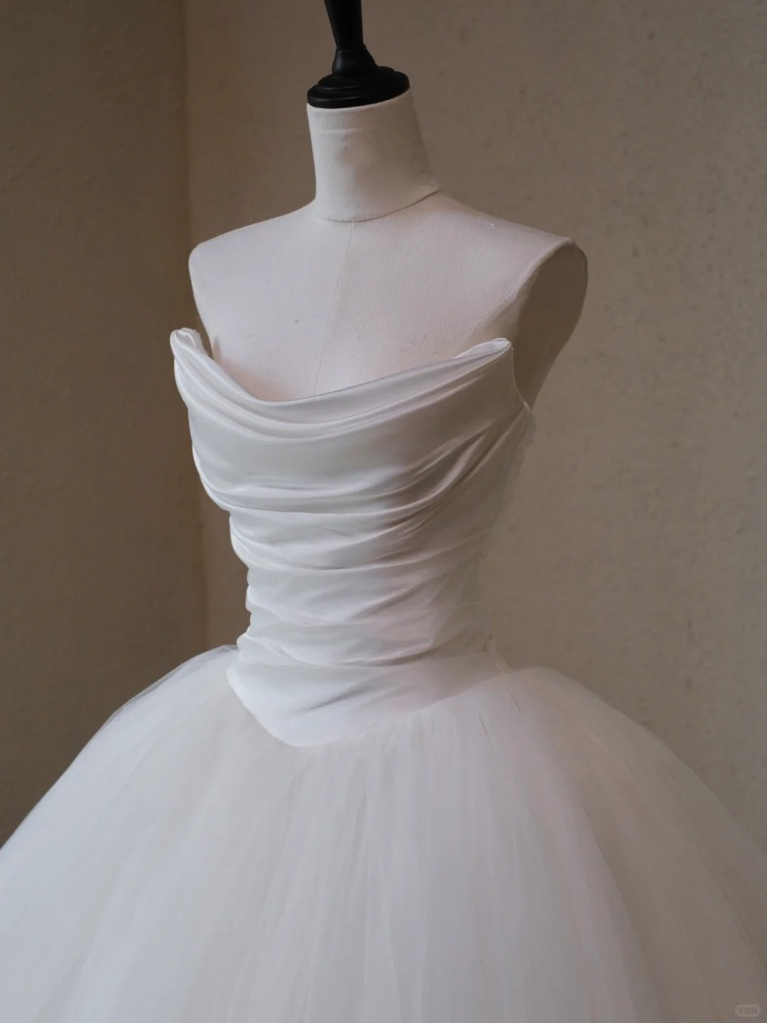 Fairytale Ruched Satin Bodice Flowing Tulle Hem Bridal Dress Charming Zipper Back Strapless A-Line Wedding Dress AP2194