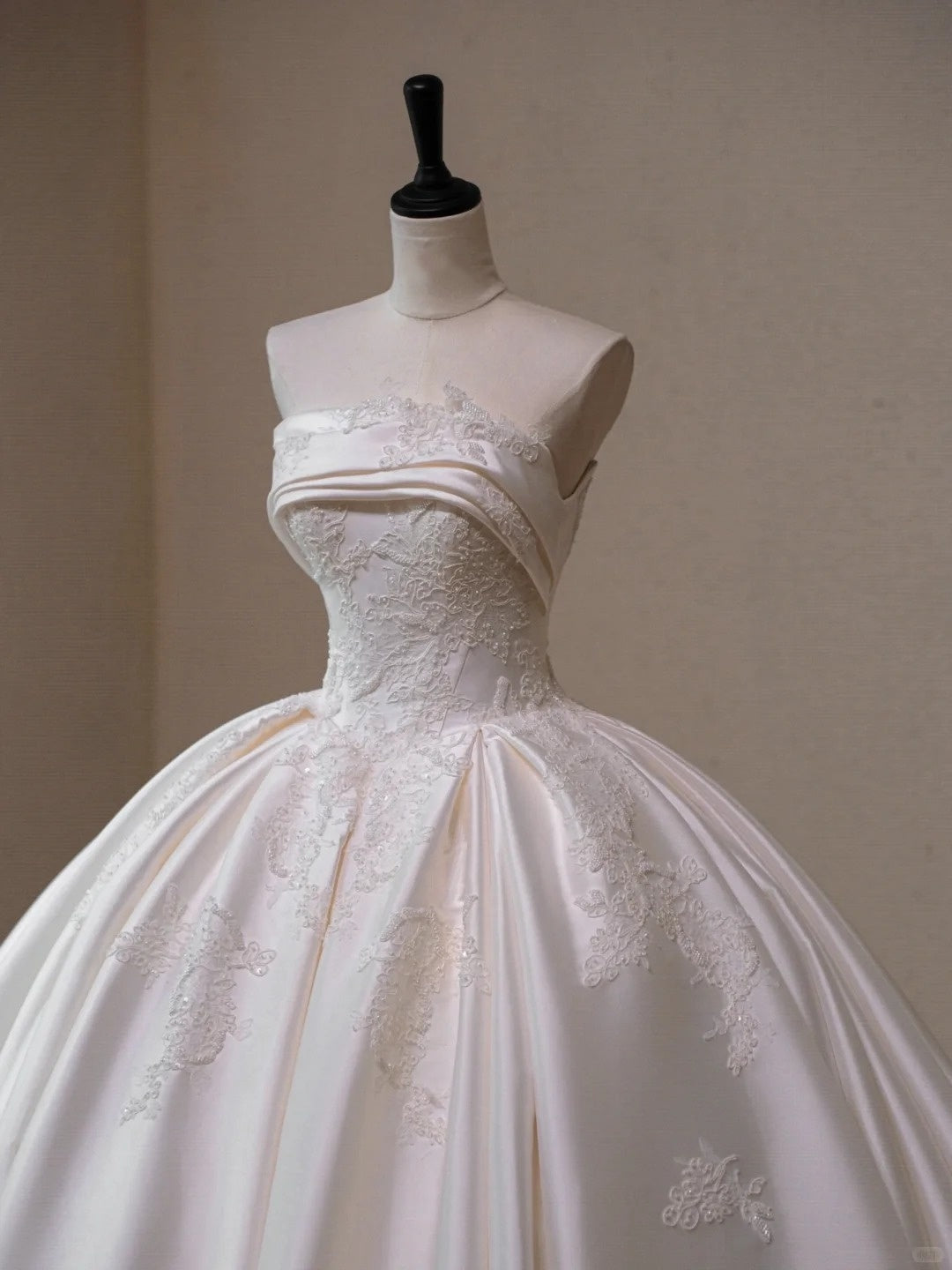 Romantic Satin Applique Strapless Bridal Dress Timeless Beading A-Line Draped Neckline Wedding Dress AP2195