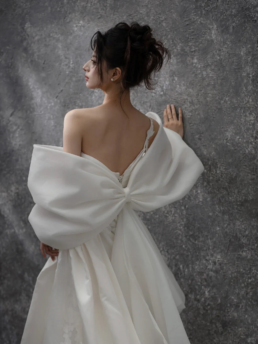 Glamorous One-Shoulder Bow Back 3D Floral Accent Maxi Bridal Dress Elegant Satin Drape Bodice Cascade Tulle Hem Wedding Dress AP2200