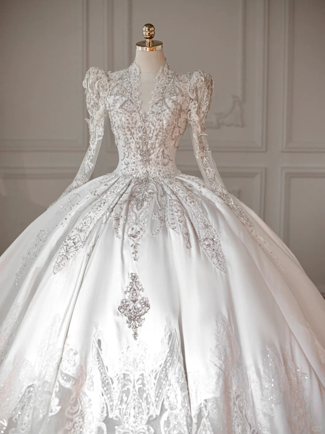 Charming Crystal Tulle Accents Long Sleeve Bridal Dress Exquisite Splicing Mesh Neckline Beaded A-Line Wedding Dress AP2202