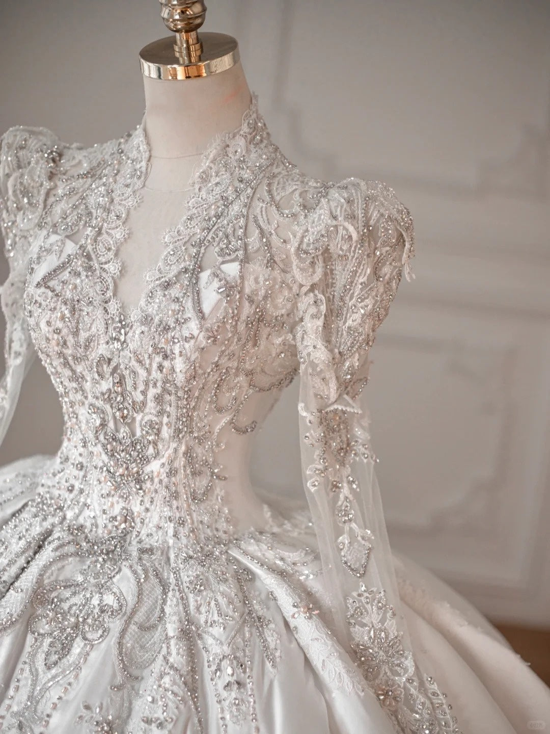 Charming Crystal Tulle Accents Long Sleeve Bridal Dress Exquisite Splicing Mesh Neckline Beaded A-Line Wedding Dress AP2202