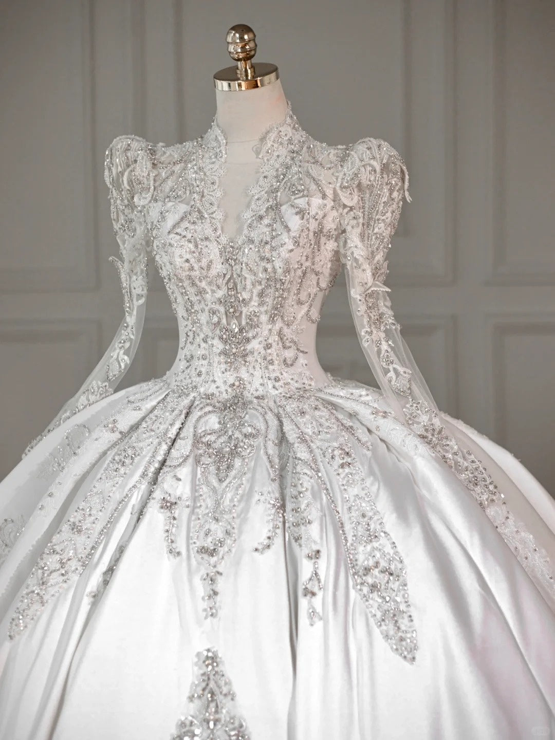 Charming Crystal Tulle Accents Long Sleeve Bridal Dress Exquisite Splicing Mesh Neckline Beaded A-Line Wedding Dress AP2202