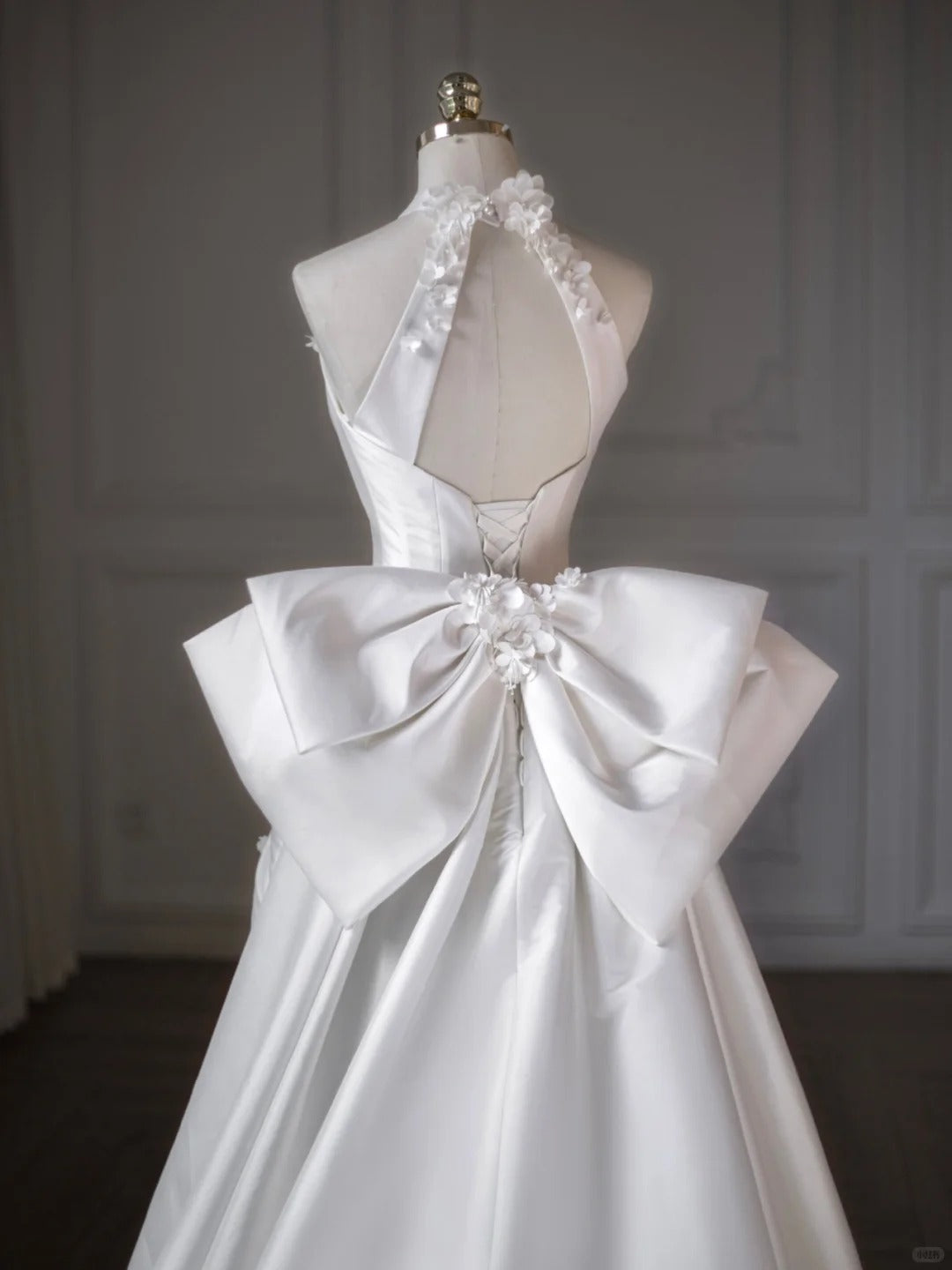 Luxurious White Satin Beading 3D Florals Detail Halter Bridal Dress Graceful Oversized Bow Accent Ruched Wedding Dress AP2203