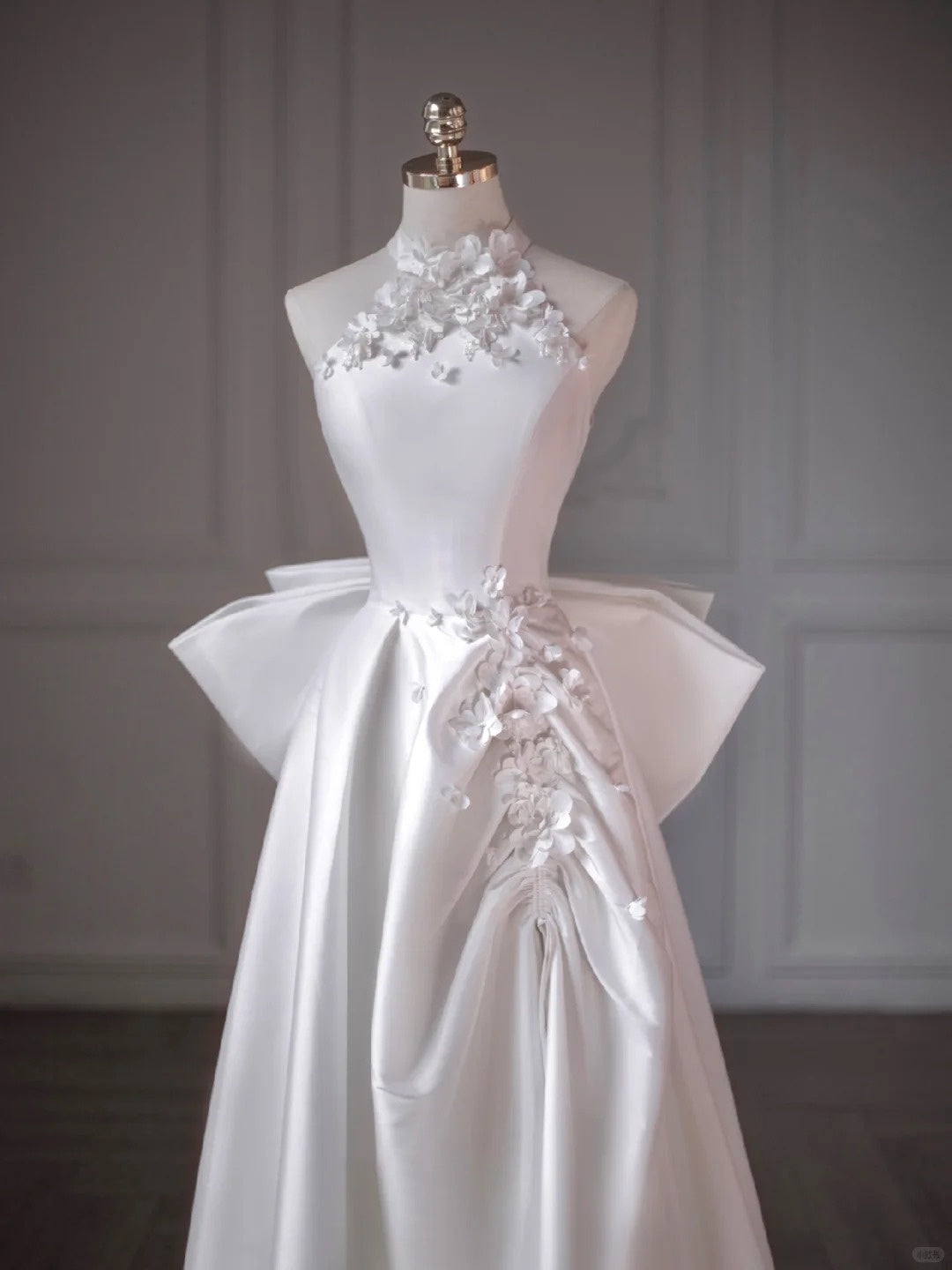 Luxurious White Satin Beading 3D Florals Detail Halter Bridal Dress Graceful Oversized Bow Accent Ruched Wedding Dress AP2203