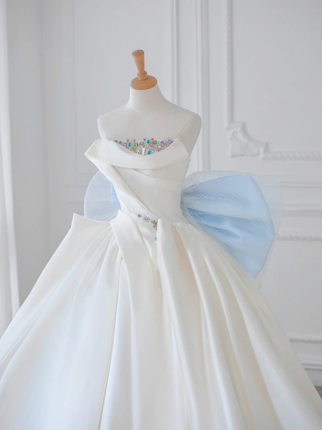 Romantic Crystal Accent Strapless Ruffled Satin Maxi Dress Charming Mesh Spliced Big Bow A-Line Prom Dress AP2211