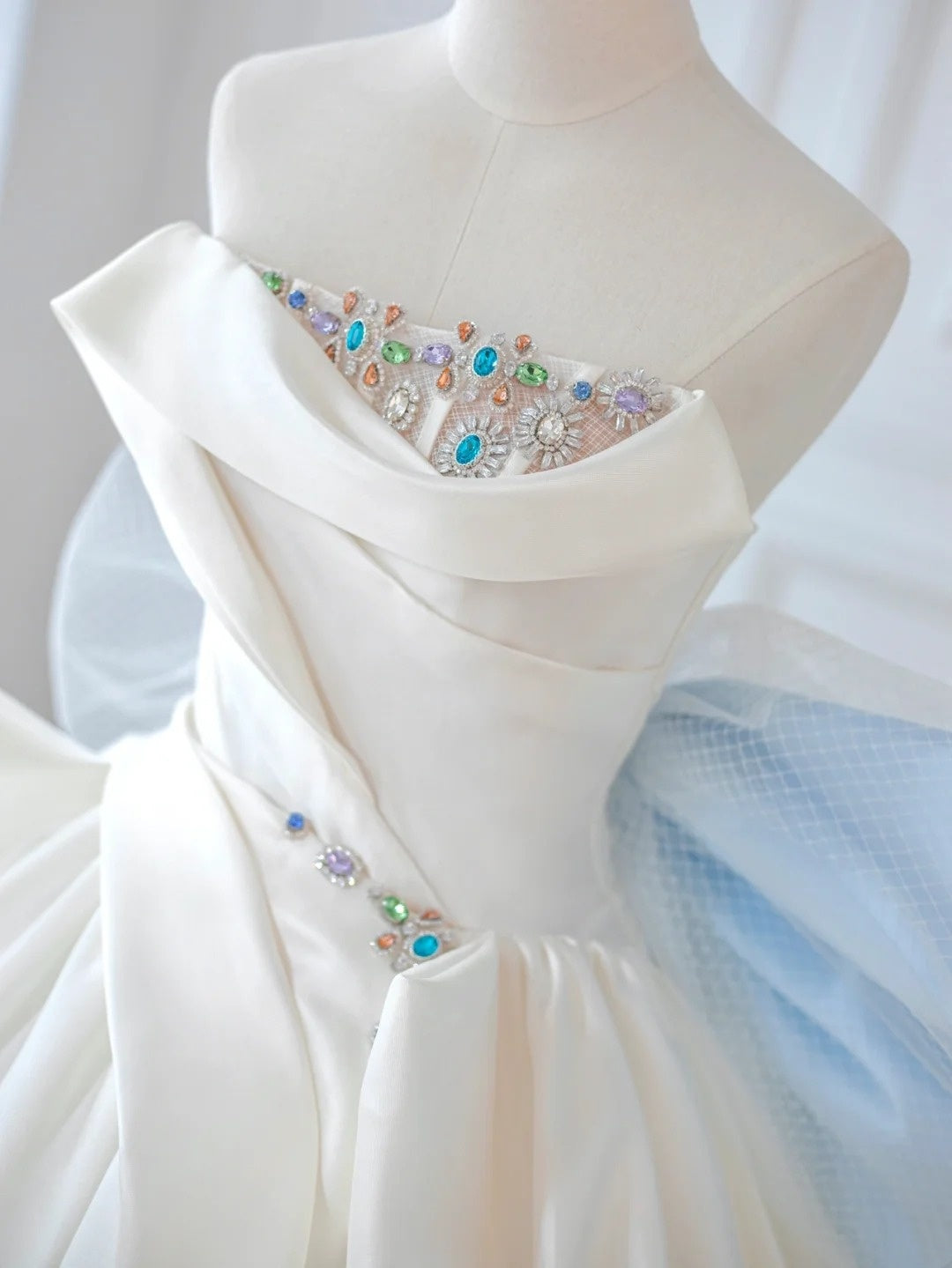 Romantic Crystal Accent Strapless Ruffled Satin Maxi Dress Charming Mesh Spliced Big Bow A-Line Prom Dress AP2211