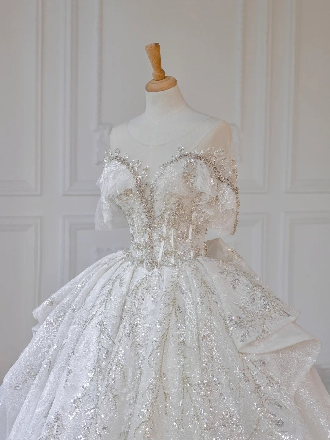 Charming Crystal Accents Beading Tulle Short Sleeve Ruffles Bridal Dress Chic Splicing Mesh Round Neck A-Line Wedding Dress AP2213