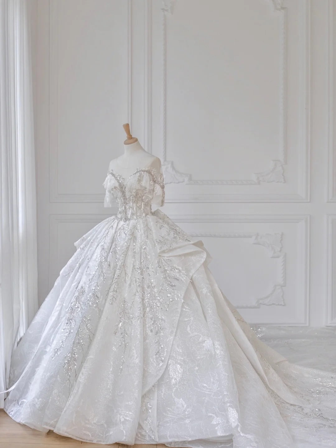 Charming Crystal Accents Beading Tulle Short Sleeve Ruffles Bridal Dress Chic Splicing Mesh Round Neck A-Line Wedding Dress AP2213