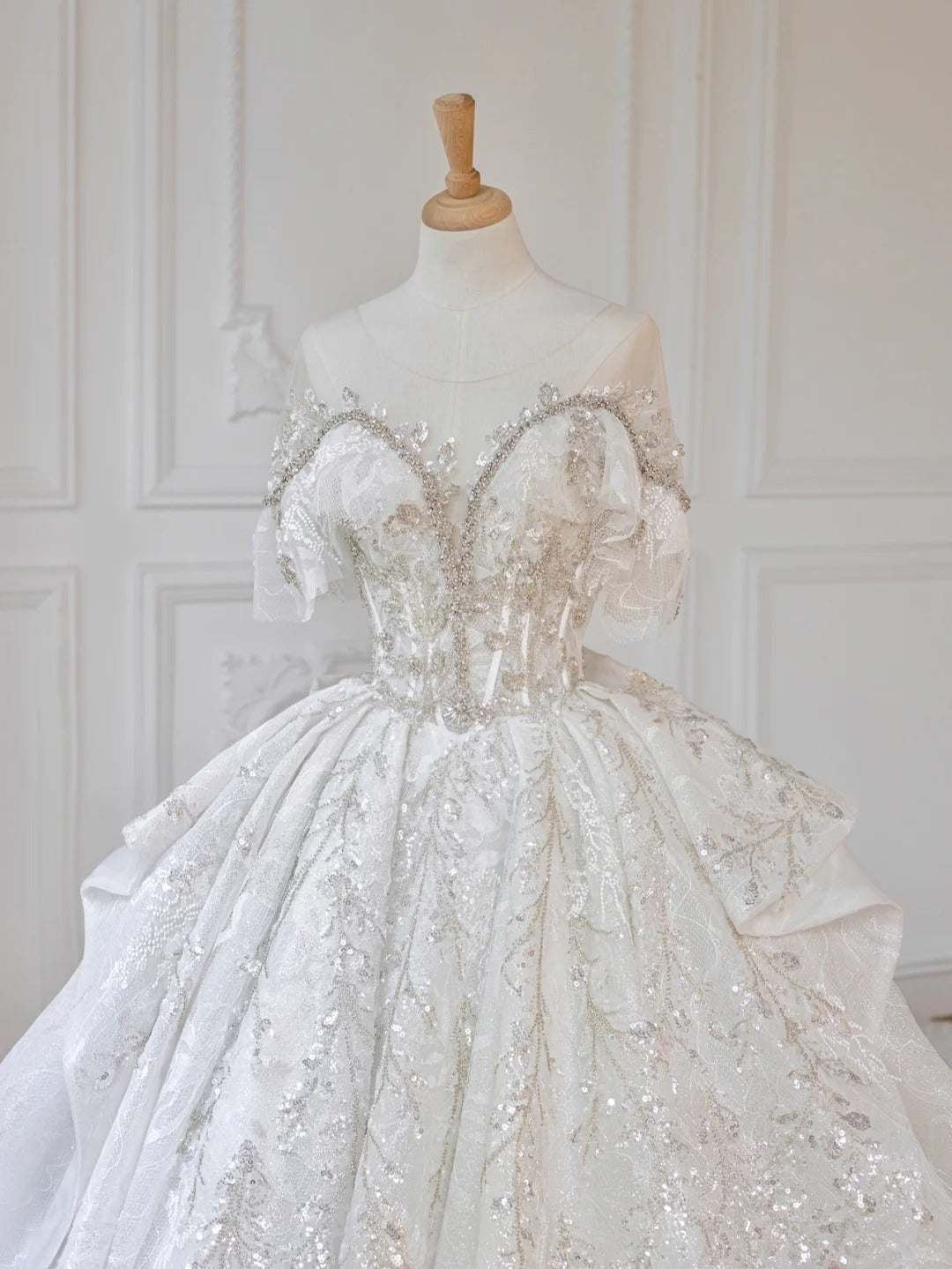 Charming Crystal Accents Beading Tulle Short Sleeve Ruffles Bridal Dress Chic Splicing Mesh Round Neck A-Line Wedding Dress AP2213